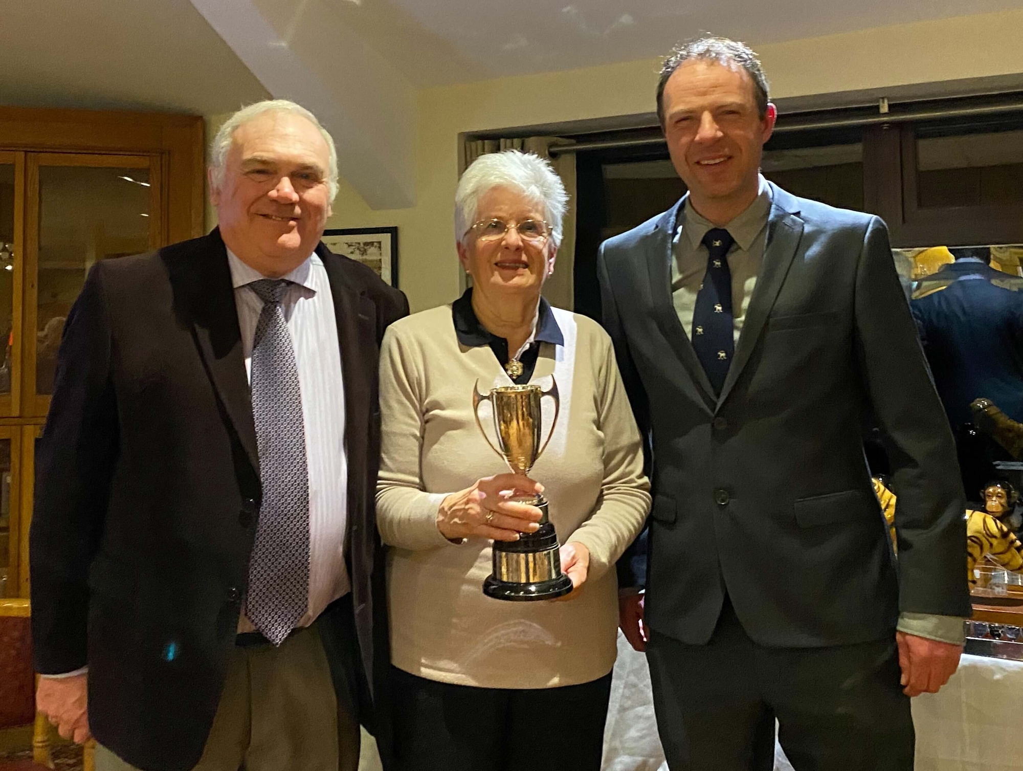 Chairman_Harry_Hassall_Sue_Fraser_Frank_Webb_Trophy__and_WWGC_Pro_Jonathan_Lawrence.jpg