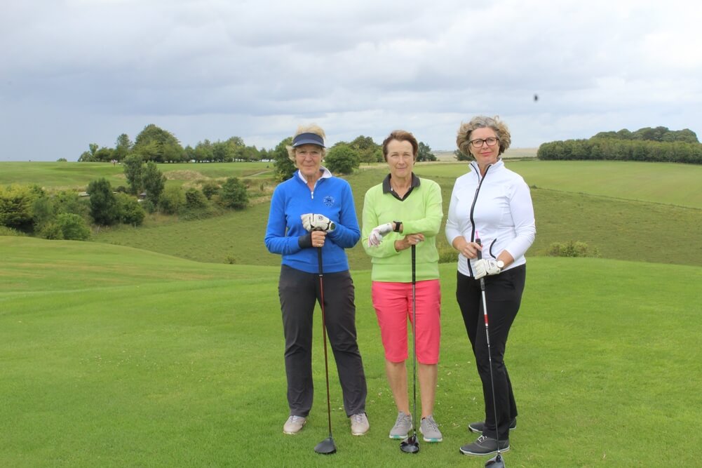 3_Ladies_Captain_Nicky_Saunders_-_centre.jpg